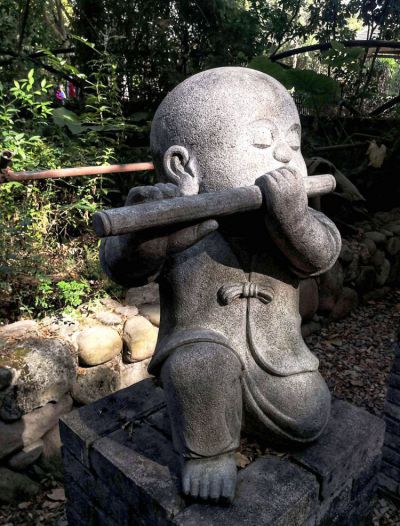 創(chuàng)意石雕園林吹笛子的小沙彌雕塑