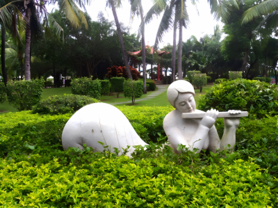 公園戶外石雕創(chuàng)意趴著吹笛子的人物雕塑