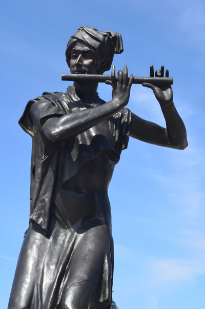 吹笛子的少數民族銅雕塑