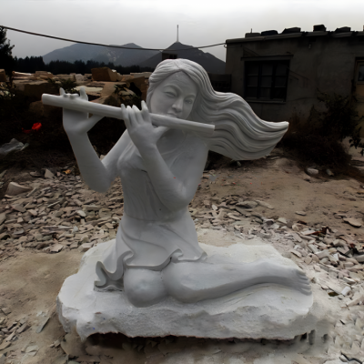坐在地上吹笛子的女人石雕