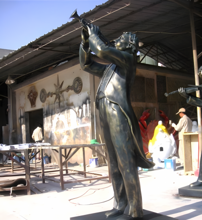 玻璃鋼仿銅吹小號的西方人物雕塑