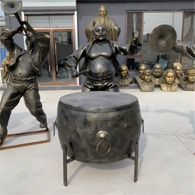 玻璃鋼仿銅打鼓的人物雕塑