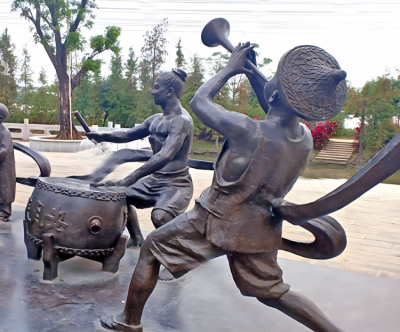 園林景觀玻璃鋼仿銅扭秧歌打鼓的民俗文化人物雕塑