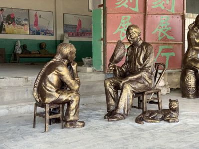 學(xué)院擺放孫子聽(tīng)奶奶講故事玻璃鋼仿銅民俗人物雕塑