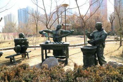 玻璃鋼戶外園林?jǐn)[件情景做拉面的民俗文化人物雕塑