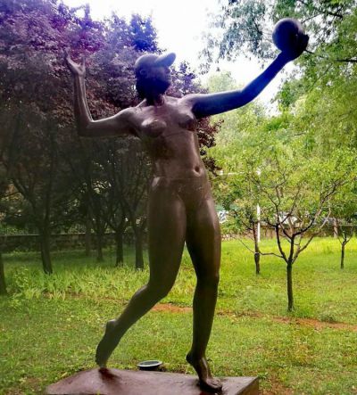 公園戶外景觀玻璃鋼仿銅運動打排球的人物雕塑