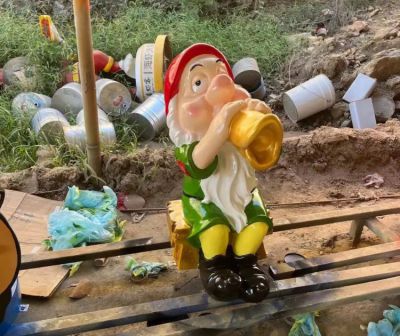 店鋪美陳裝飾品擺件玻璃鋼吹螺號的小矮人雕塑