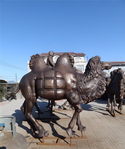 玻璃鋼仿銅駱駝雕塑戶外沙漠之舟動物景觀裝飾