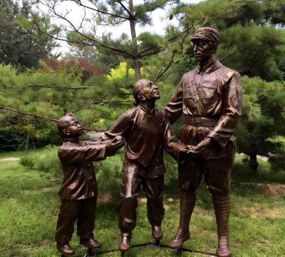 玻璃鋼八路軍慰問老人的八路軍戰士雕塑