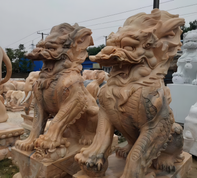 酒店大型景觀黃蠟石石雕招財神獸麒麟雕塑