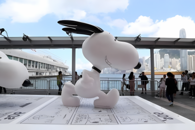 商業(yè)街創(chuàng)意擺件玻璃鋼卡通動(dòng)物奔跑的Snoopy雕塑