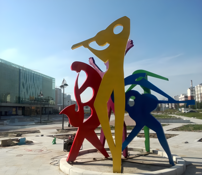 廣場(chǎng)抽象景觀演奏樂(lè)器的人物雕塑