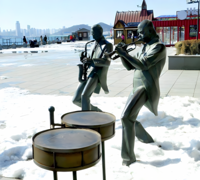 廣場(chǎng)吹奏樂(lè)器的人物銅雕吹奏雕塑