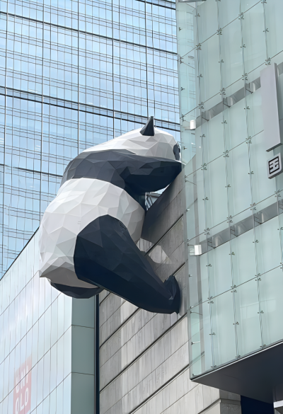 城市景觀大型創意動物景觀擺件玻璃鋼塊面爬墻動物熊貓雕塑