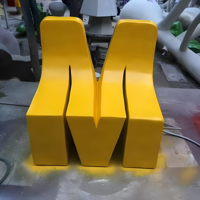 玻璃鋼M型字母座椅雕塑